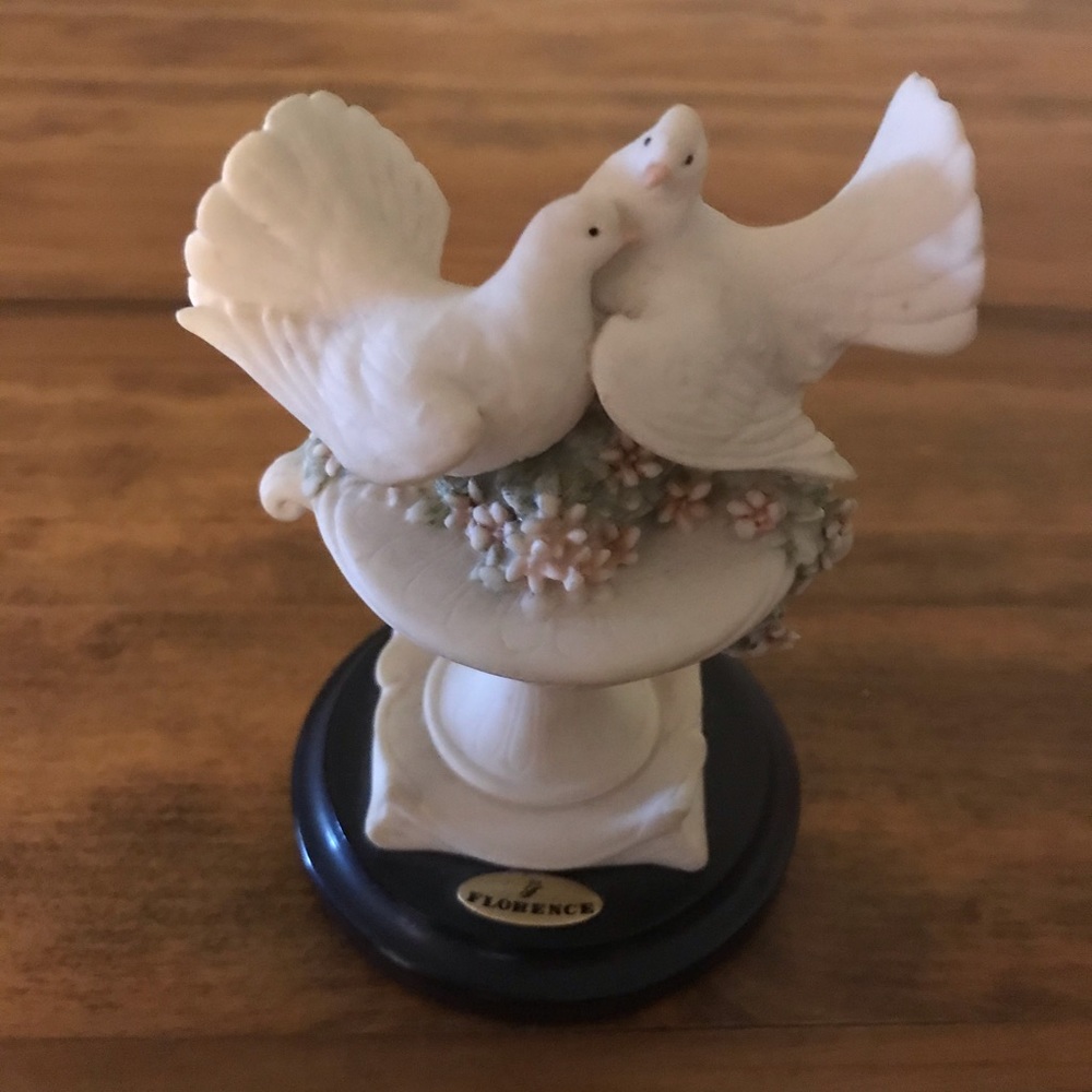 Florence Giuseppe Armani - Little Doves on Flowers